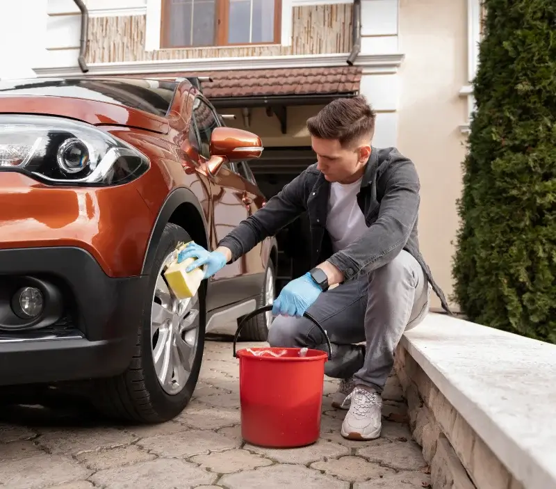 Lavage auto à domicile Plounéour-Brignogan-plages : professionnel intervenant sur un véhicule